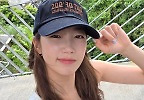 르세라핌 카즈하, 볼캡 눌러쓴 청순 미모…\'심쿵\' 앵글로 이목 집중