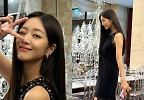 \'♥신혼\' 조보아, 시스루 드레스 실화?…\'보석 잔뜩\' 어깨라인 눈길 