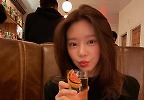 이주빈, \'바\'에 앉은 순간 영화였다...조명조차 묻힌 비주얼