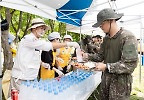 \'적십자 홍보대사\' 안재욱, 수해 현장 찾아 봉사 \