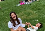 \'이혼 후 임신\' 이시영, 아들과 풀숲에서 함박 웃음…\