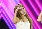 이프아이 라희, 금발 소녀