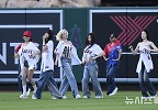 LA 팬심 잡은 그룹 \'아이들\' 에인절 스타디움 깜짝 등장 