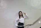 코요태 신지, \'뮤직뱅크\' 계단샷 성공…43세에도 스키니 몸매 자랑