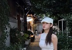 츄, 데님 숏팬츠에 물오른 성숙美...골목길서 드러난 반전 자태