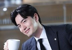 ‘에스콰이어’ 이진욱 반전 매력