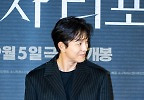 정성일,\'웃음 참으며\' 