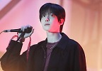 마이크를 움켜쥔 에이티즈 윤호, 한 눈에 펼쳐진 ‘백!스테이지’ 공연 스틸 넷