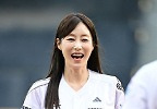 차서린, \'시구 마치고 기분 좋은 미소\' 