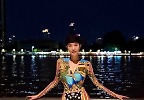 \'54세\' 김혜수, 나이 믿기지 않는 몸매…밤 풍경마저 압도 