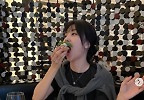 \'♥류수영\' 박하선, 내숭 없는 폭풍 먹방... 굴욕 사진에서도 빛난 미모 