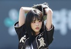  아이칠린 주니 \'강렬한 눈빛 시구\'