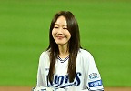 엄지원, 미소로 플레이오프 4차전 시구 