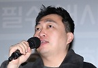 무대인사서 인사말 하는 ‘하트맨’ 최원섭 감독 