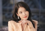\'21세기 대군부인\' 아이유, 재벌 2세로 변신…우아한 미모 