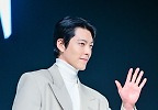 김우빈, ‘스윗한 손인사\' 