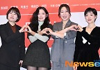 크로스하트 하는 ‘매드 댄스 오피스’ 주역들 