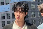 BTS 진, 컴백 활동 중 근황 공개… 그냥 못 지나칠 잘생김