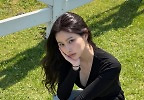 강혜원, 초록 들판 속 청순 비주얼…블랙 상의·데님 팬츠로 완성한 내추럴 매력 