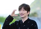 이동휘, 팬들 바라보며 볼 하트