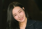 티파니 영 \'시그니처 초승달 눈웃음\' 