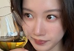 \'백상 퀸\' 문가영, 샴페인 건배 속 빛나는 미모 