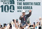 완주 후 축하 무대 선보이는 션