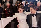 전지현, 현실 천송이였네...구교환 감싸 안은 우아한 칸 드레스 자태 