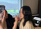 \'47세\' 이효리, 눈 감아도 예쁘네…연한 화장에도 뚜렷한 이목구비 