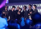 돌아온 BTS, AMA 대상 수상