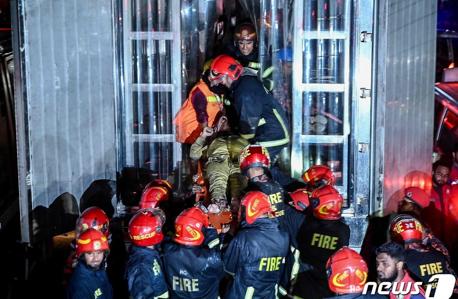 화재 발생 방글라 쇼핑몰서 부상자 이송 소방대원