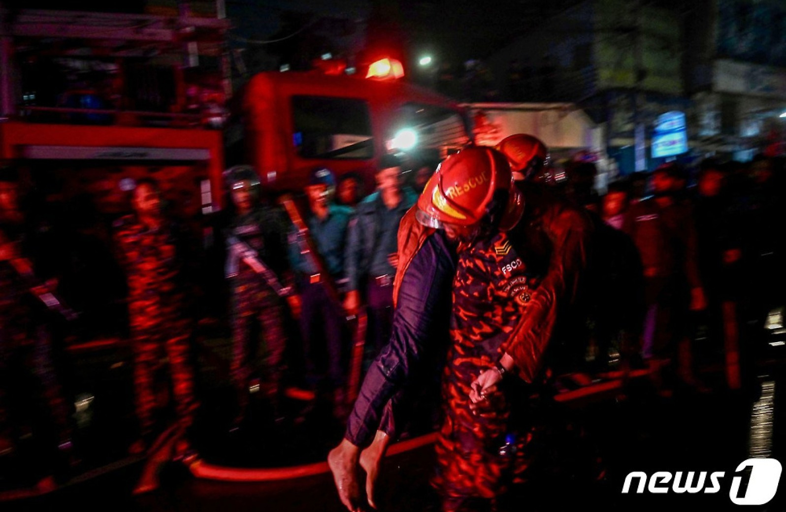 화재 발셍 방글라 쇼핑몰서 부상자 옮기는 소방대원