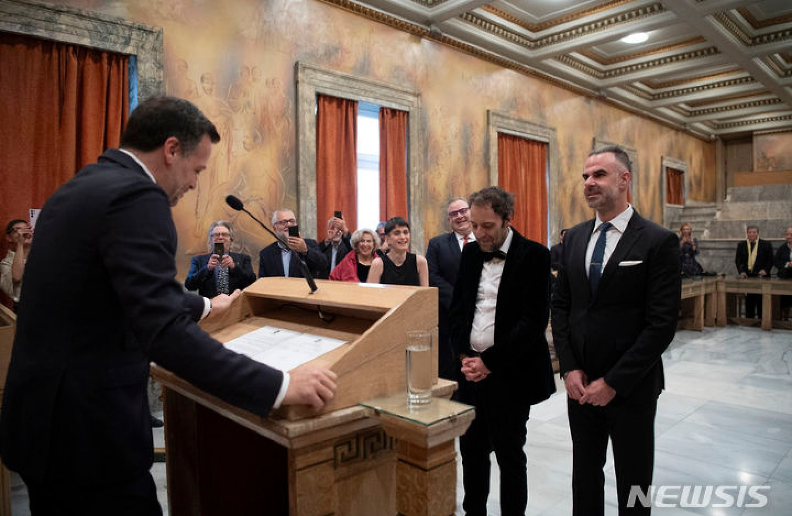 아테네 시청에서 결혼식 올리는 그리스 남성 부부