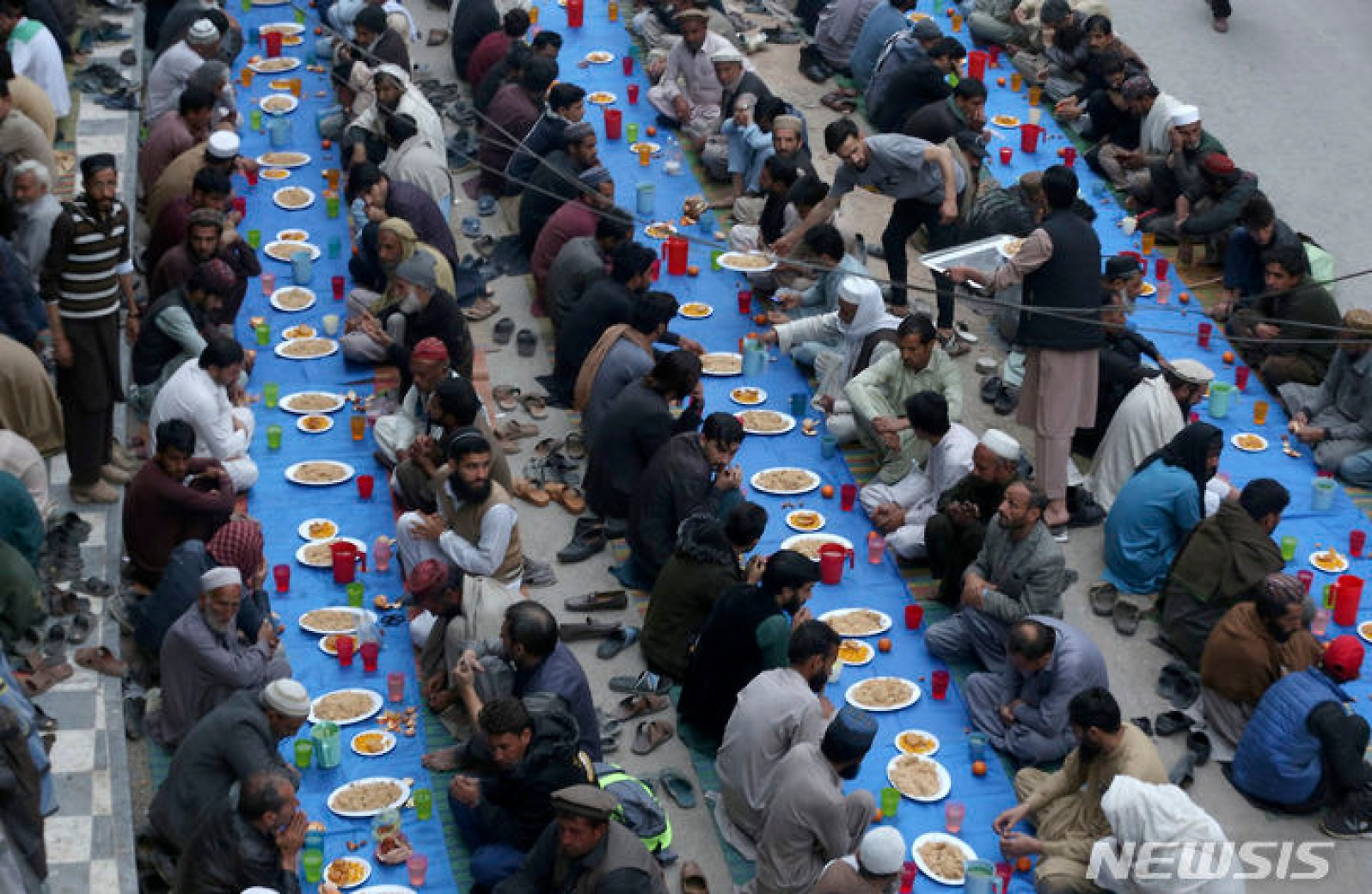 '이프타르' 전 금식 끝나기 기다리는 무슬림들