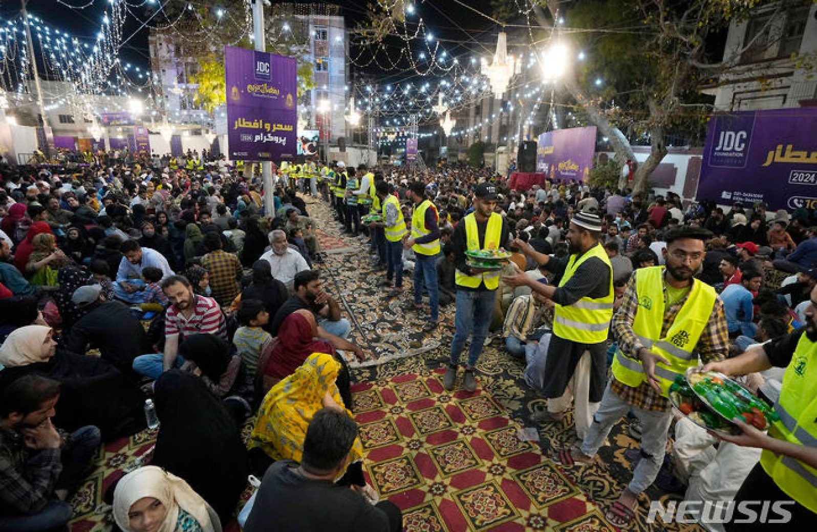 금식 시작 전 '수흐르' 나눠주는 자원봉사자들