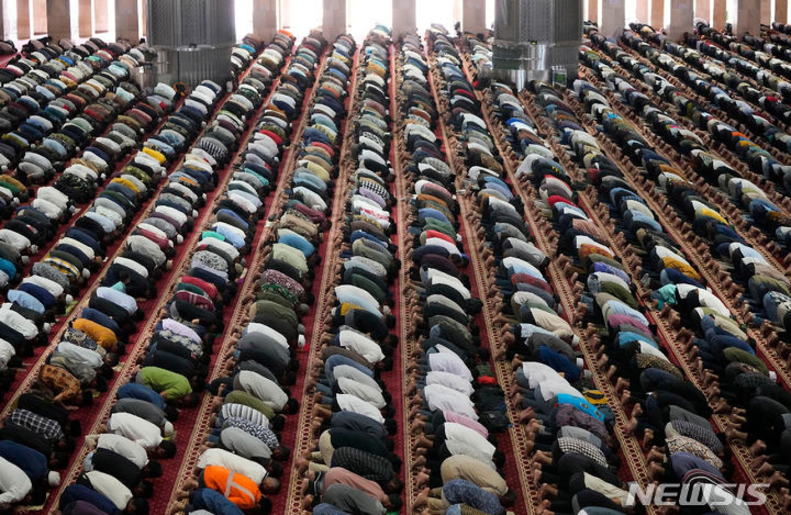 라마단 이후 첫 금요기도회 참석한 印尼 무슬림들