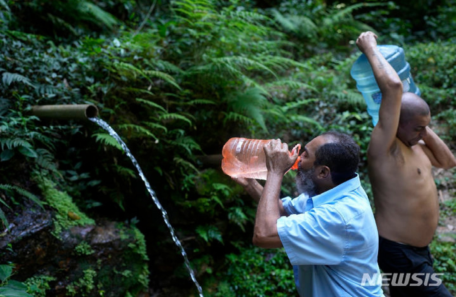 산에서 흐르는 물 마시는 브라질 빈민가 주민