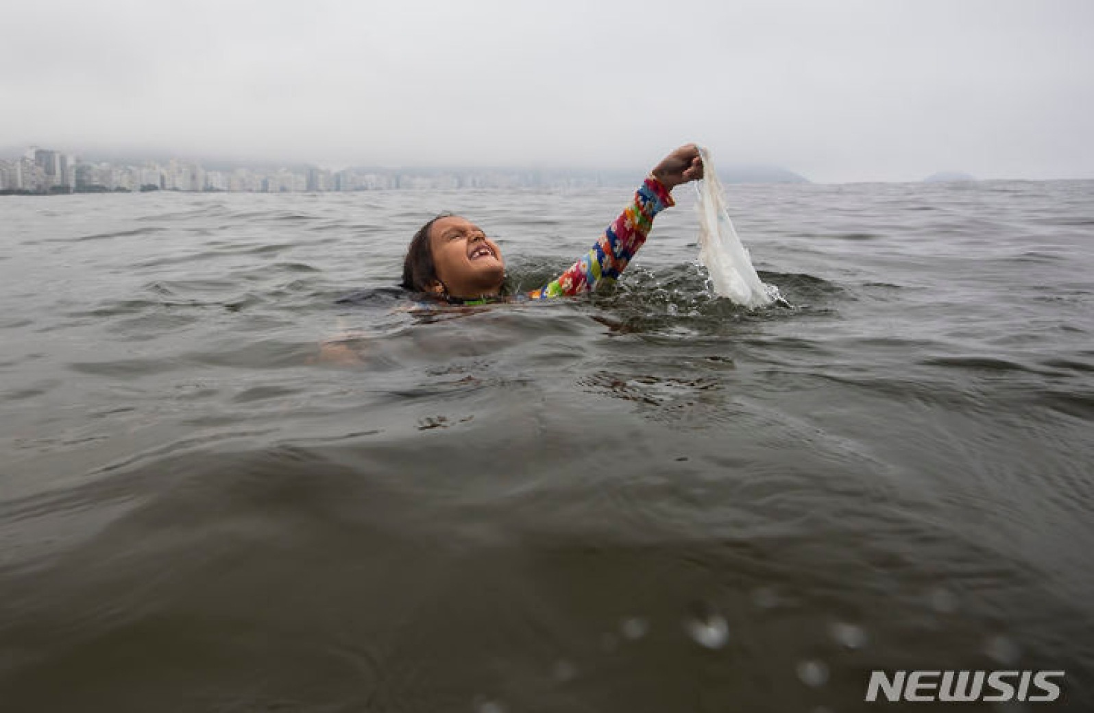 해양 쓰레기 수거하는 브라질 7세 소녀