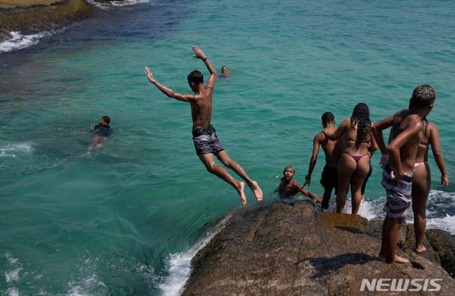 무더위 속 바다에 뛰어드는 브라질 사람들