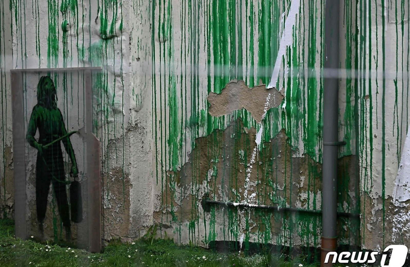 [포토] 흰색 페인트 테러 당한 뱅크시의 새 작품