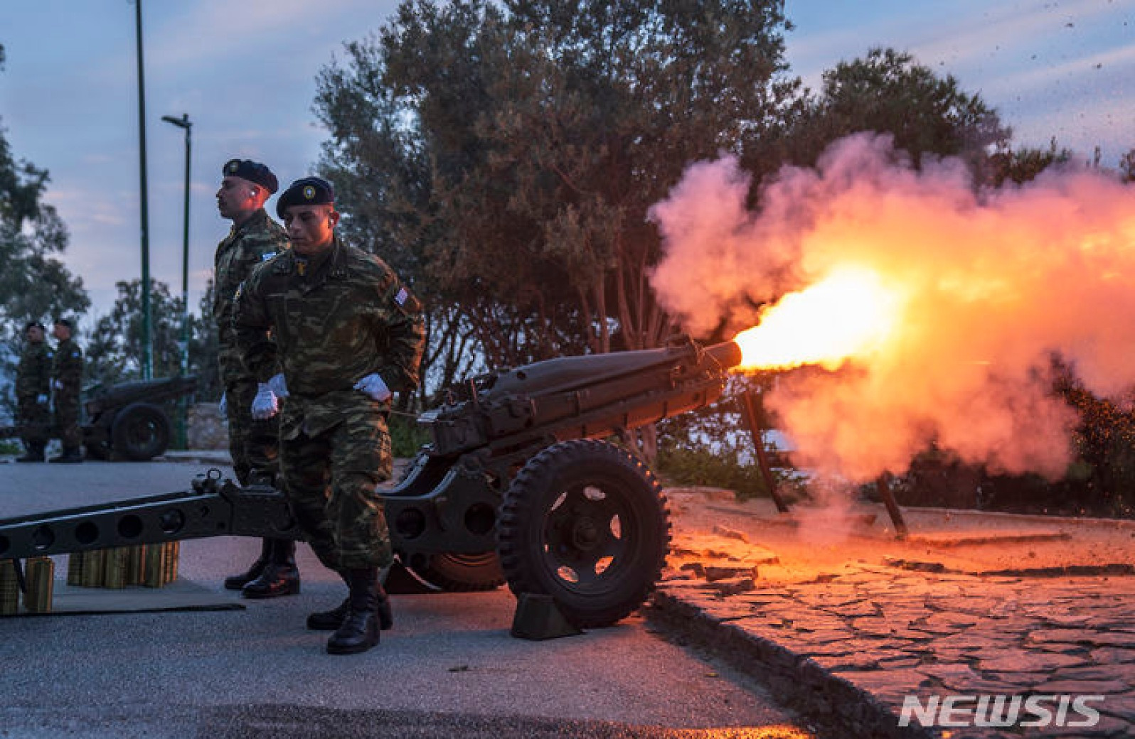 독립기념 축포 발사하는 그리스 군인들