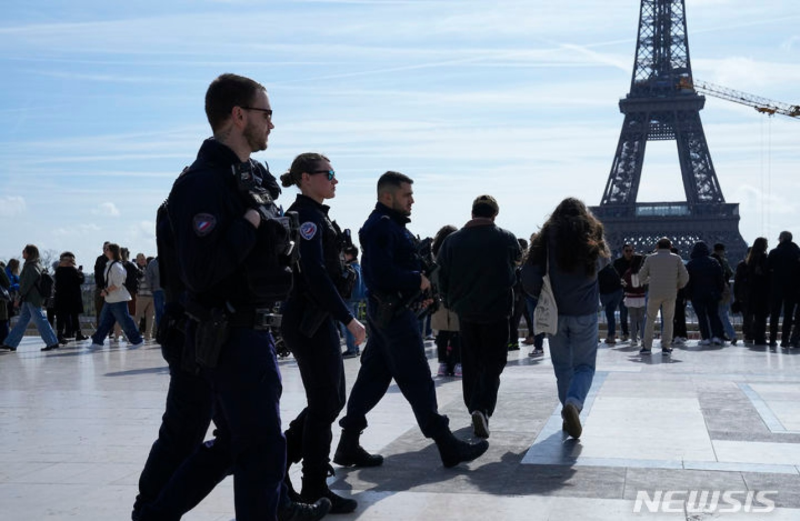 트로카데로 광장 순찰하는 프랑스 경찰관들