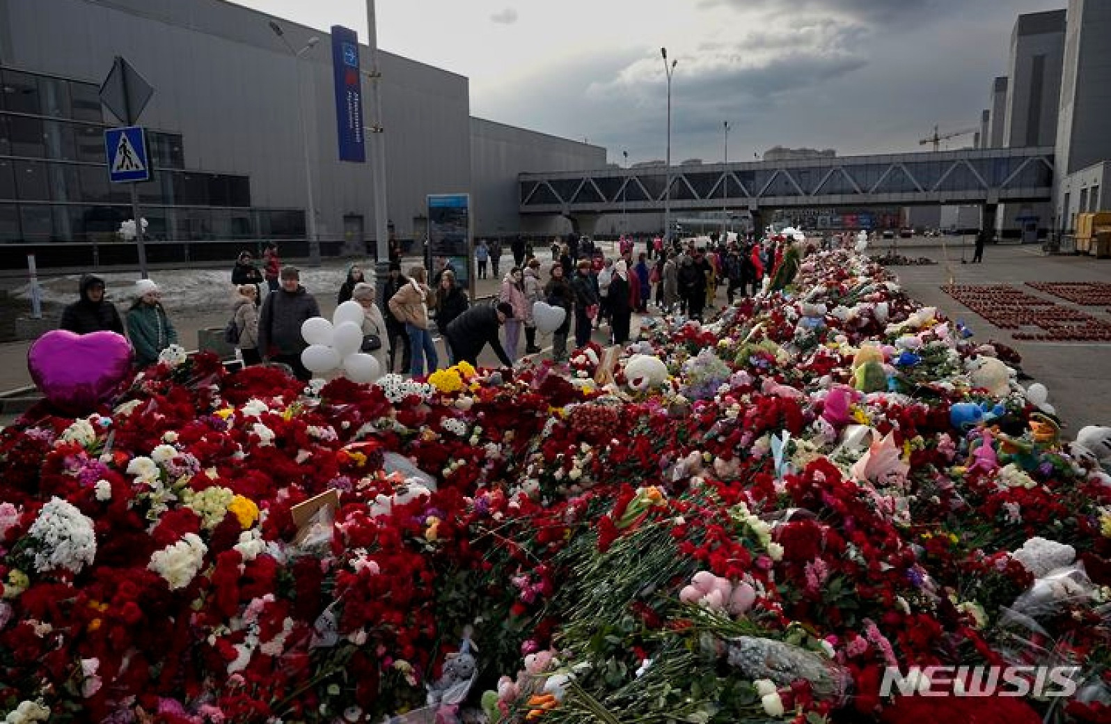 모스크바 테러 희생자 애도하는 시민들