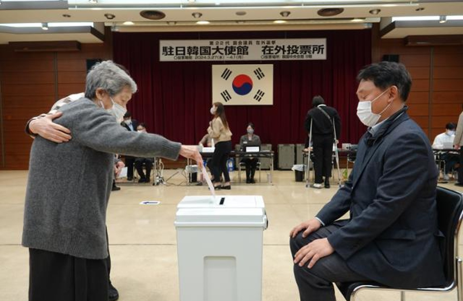 [오늘의 1면 사진] 재외국민 투표, 아흔넷 할머니도 ‘한 표’