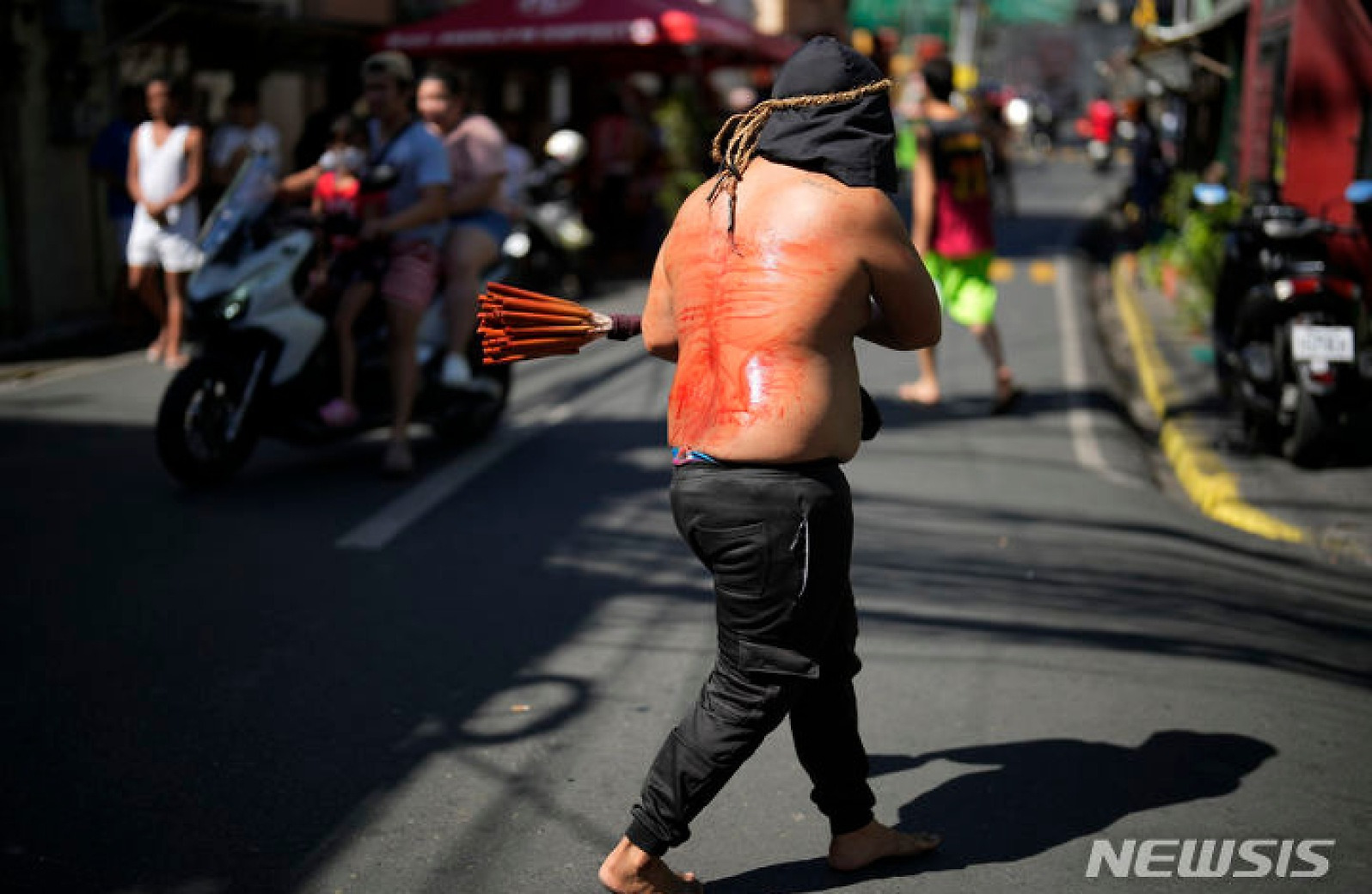 필리핀 사순절, 거리에서 자학하는 남성