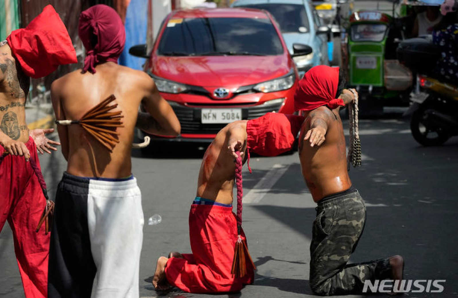도로 막고 사순절 의식 행하는 필리핀 남성들