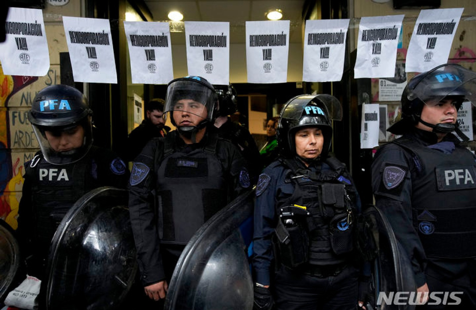해고 공무원 기관 출입 막는 아르헨티나 경찰