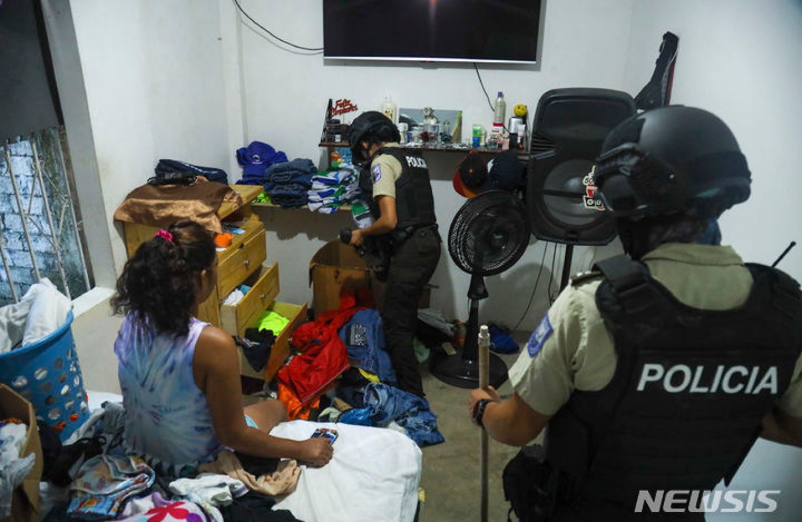 범죄와의 전쟁, 가정집 수색하는 에콰도르 경찰