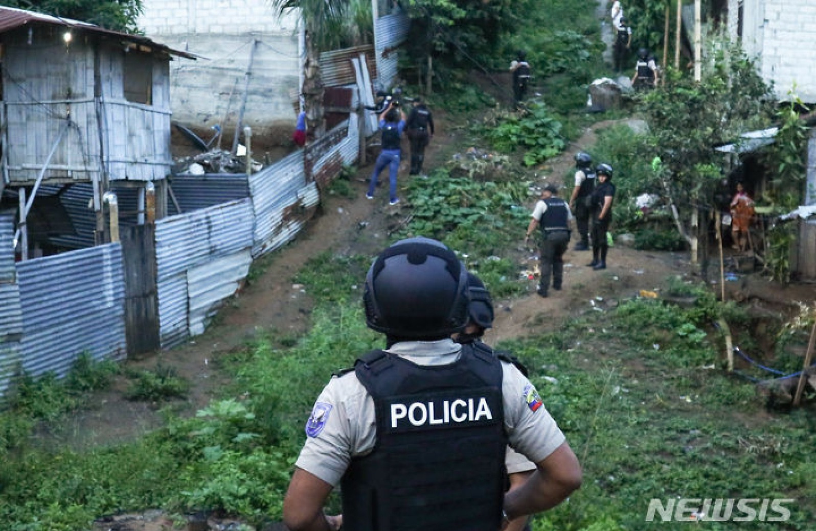 무기·마약 찾기 위해 동네 수색하는 에콰도르 경찰