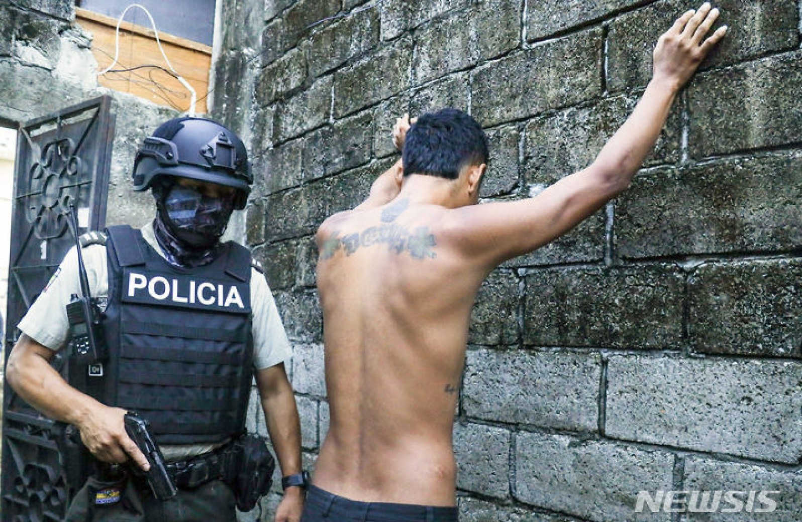 범죄와의 전쟁, 남성 몸 수색하는 에콰도르 경찰